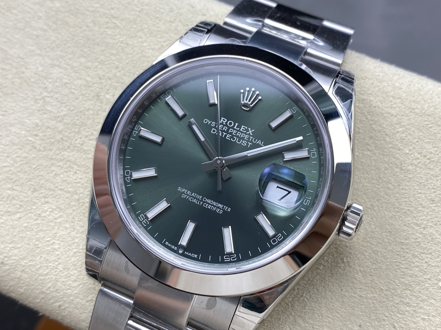Rolex super clone green dial macro shot with date window
