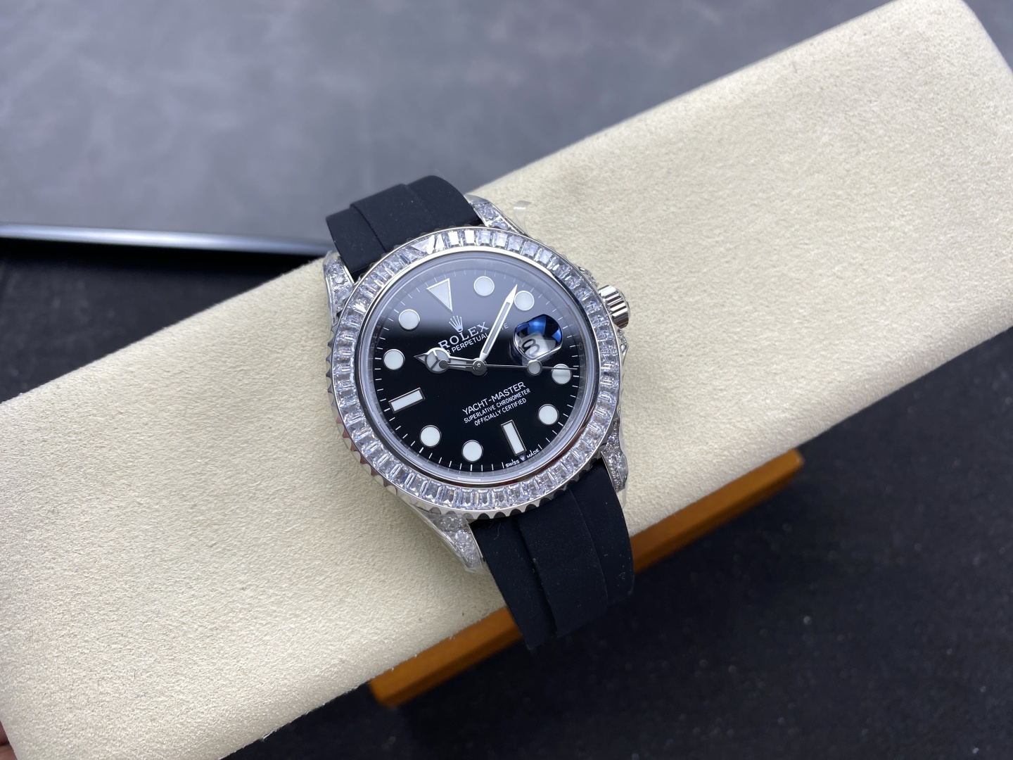 Replica rolex watches yacht-master on display box full view