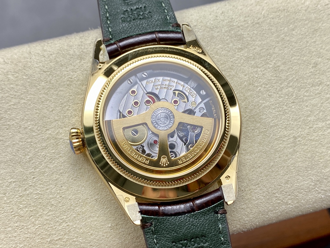 Clon Rolex de alta gama: precisión y estética clásica suiza 7 Fondo de caja transparente que muestra el movimiento 7140 con rotor dorado y rubíes
