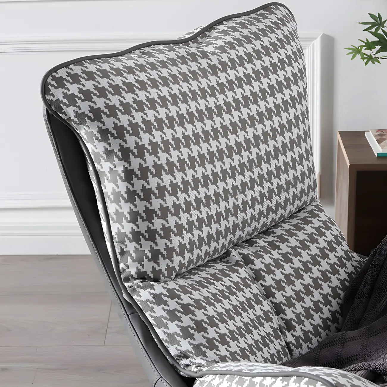 Modern Fabric Lounge Chair in Green with Cushioned Seat