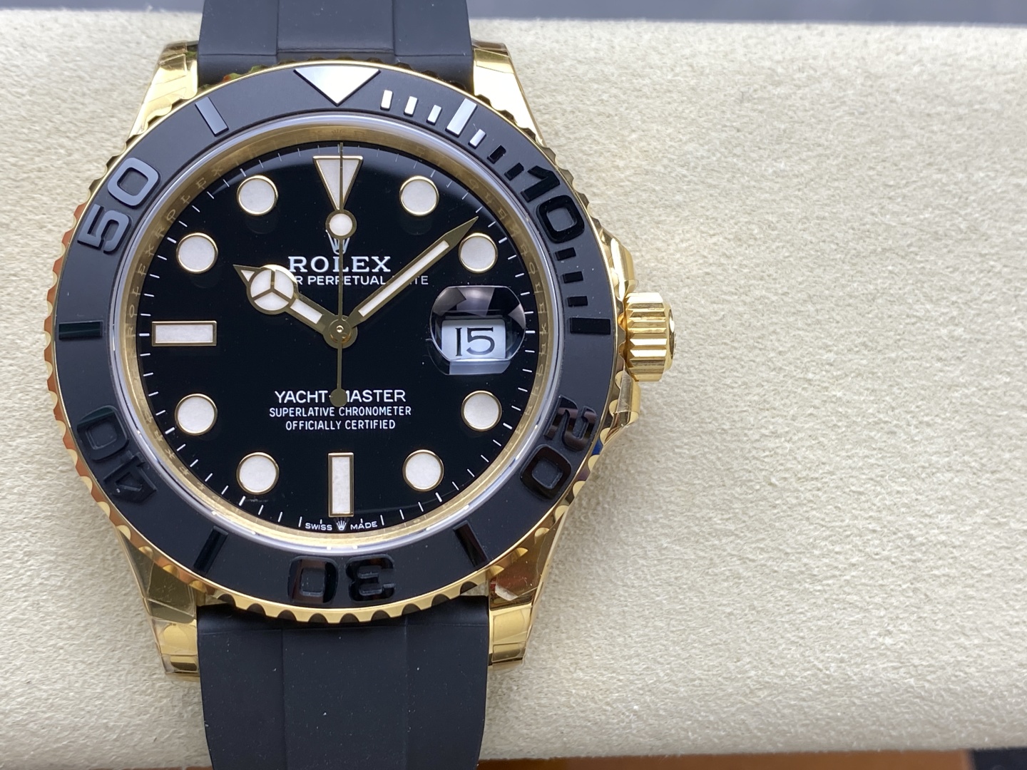 Replica Rolex Yacht-Master 126655 - Vista frontal del dial negro y caja oro