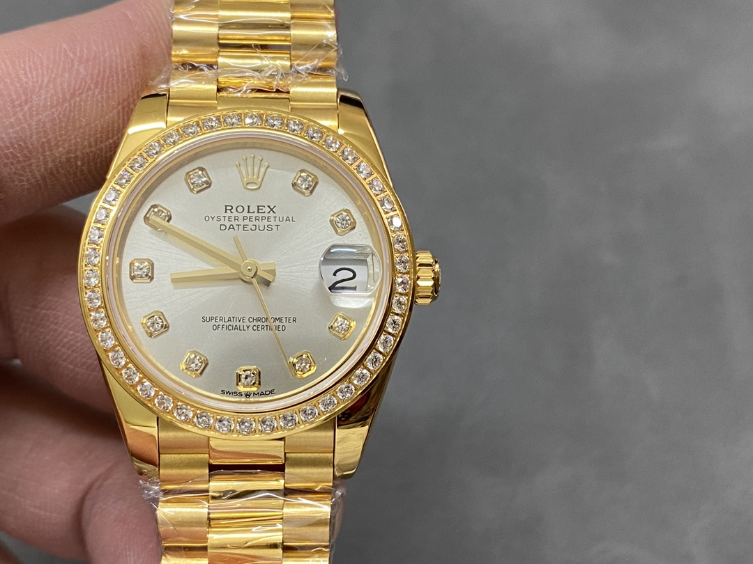 Replica Rolex Datejust gold diamond bezel dial closeup