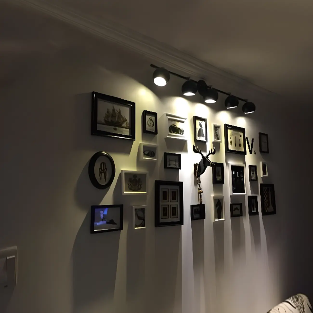 Adjustable Modern Linear Iron Globe Track Wall Sconce