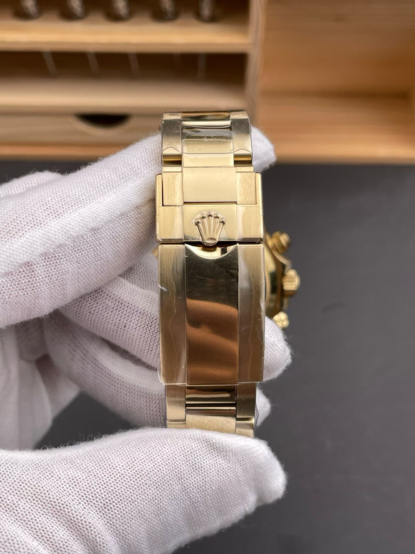 Gold Rolex Daytona replica bracelet clasp detail