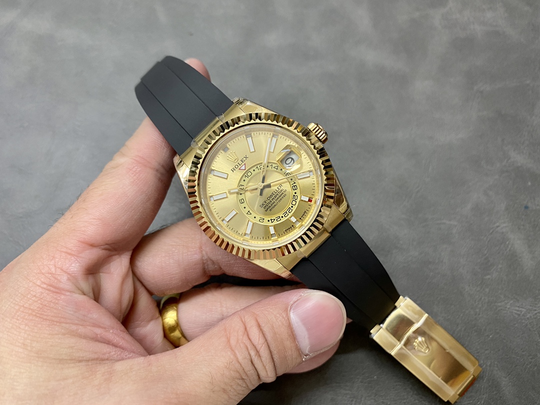 Reloj réplica Sky-Dweller oro en muñeca