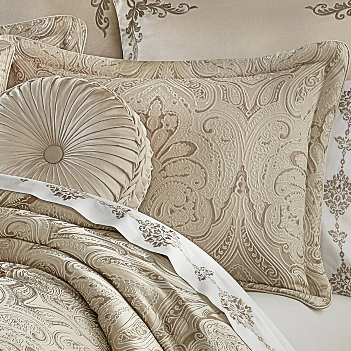 J. Queen New York Trinity Comforter Set