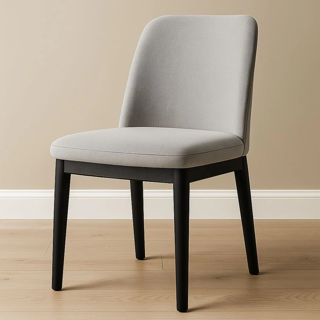 Chaise en tissu gris clair avec cadre en bois noir