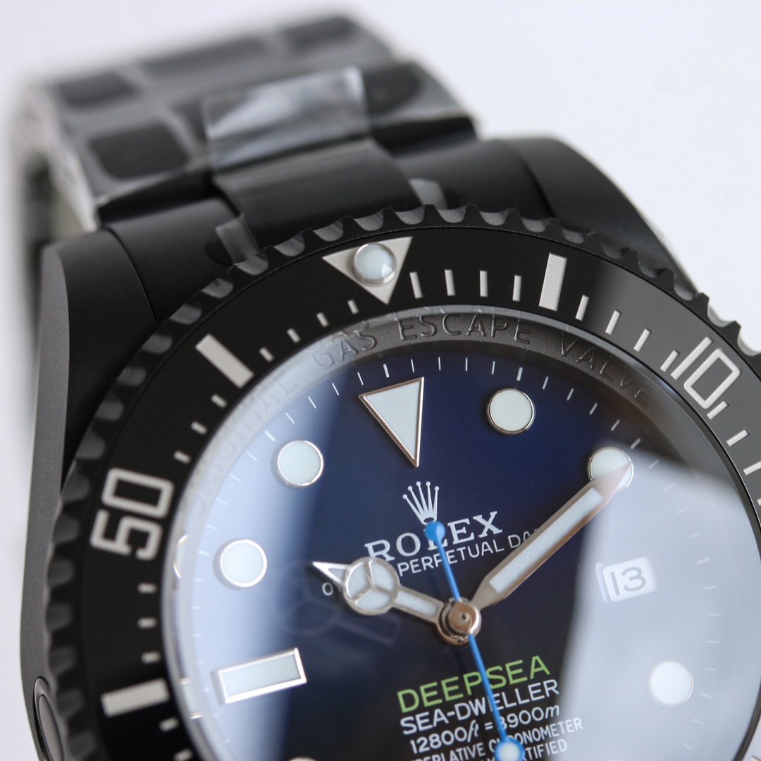 Détail du cadran bleu dégradé et index lumineux d'une montre Rolex fausse modifiée