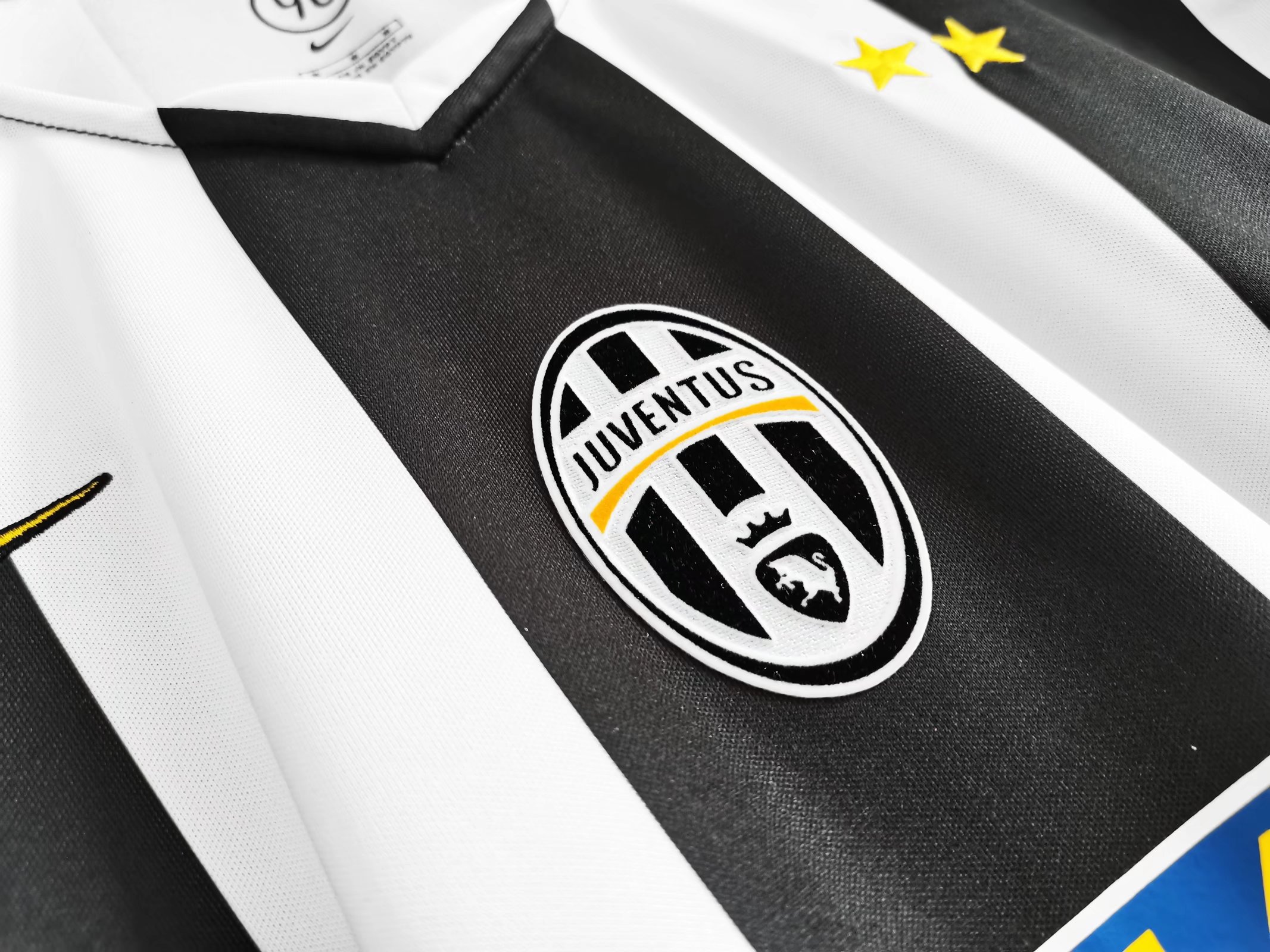 Juventus Retro Jersey Home 2004/05
