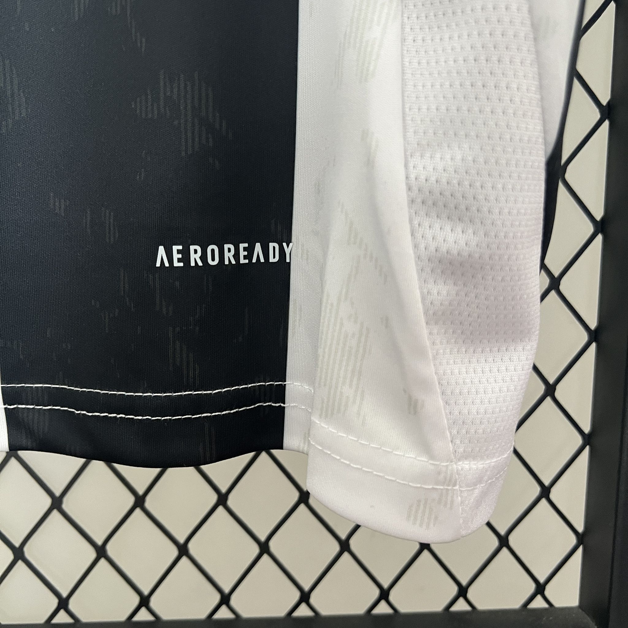 Juventus Home Replica Jersey 2024/25