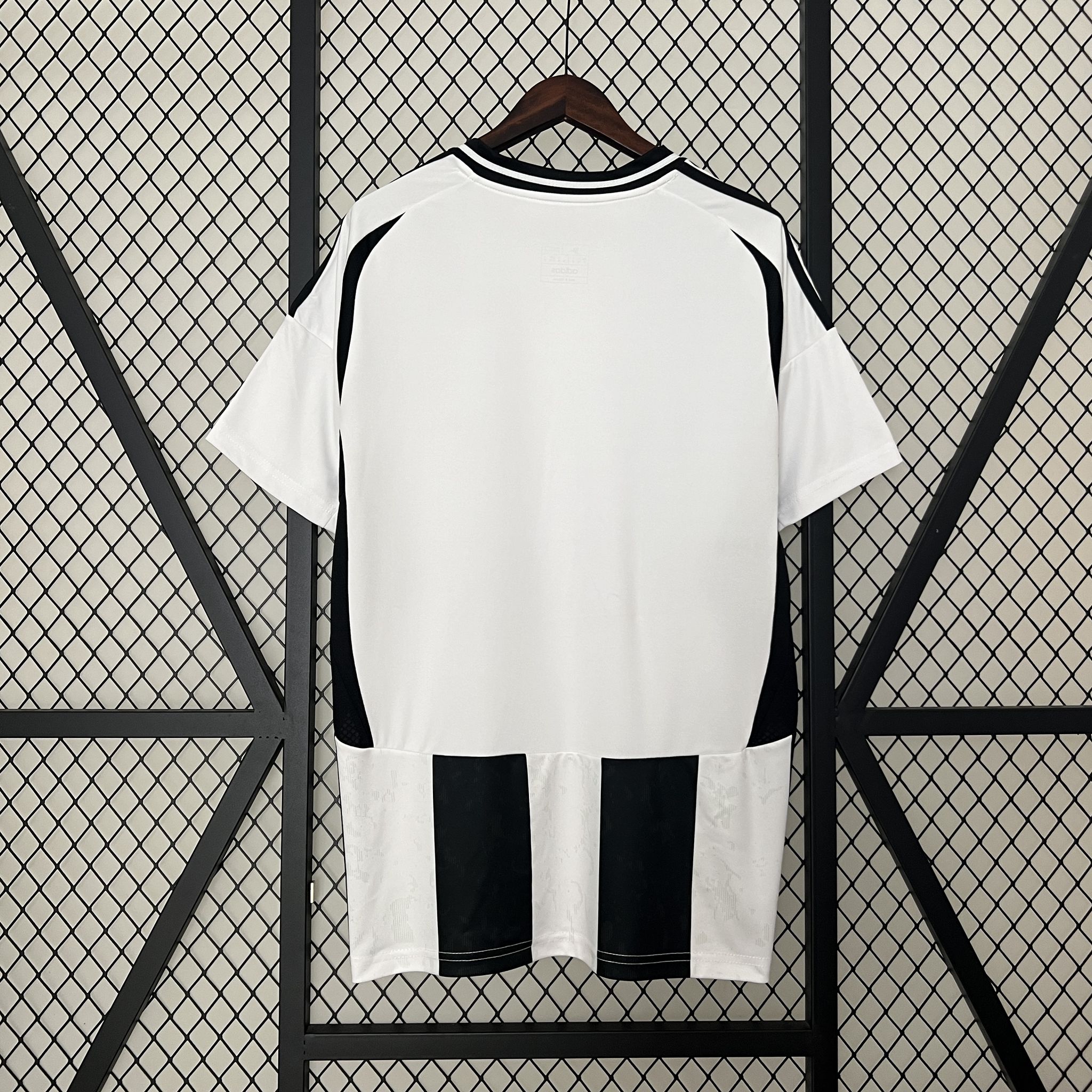 Juventus Home Replica Jersey 2024/25