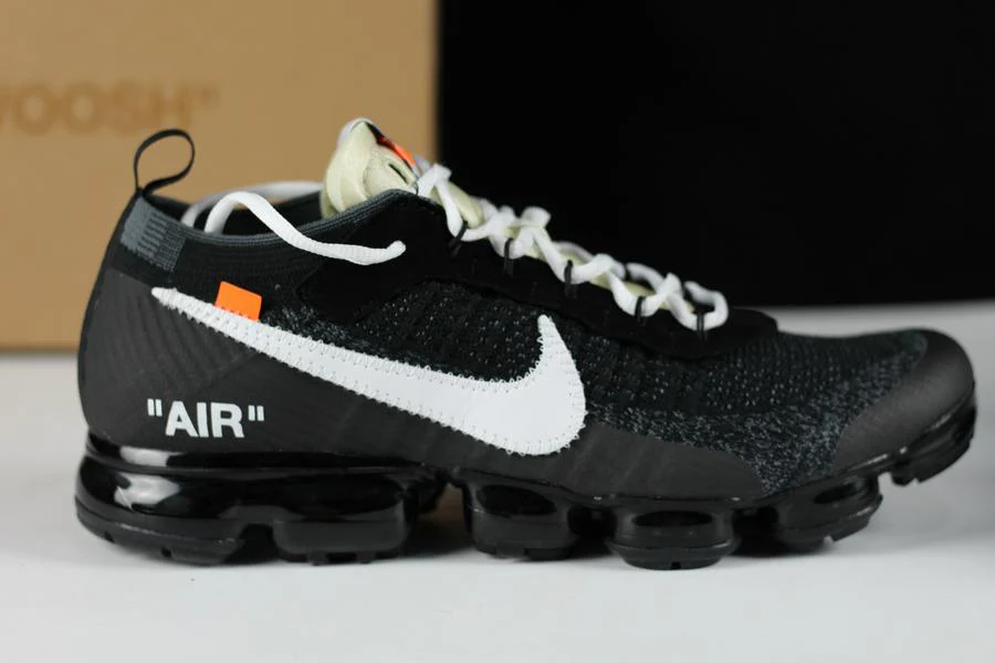 Zapatillas deportivas negras con cordones de colores