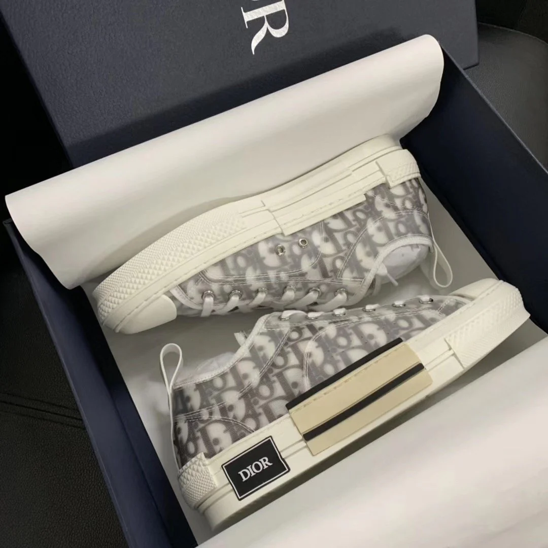 Zapatillas con CD estampado en tonos blancos y grises