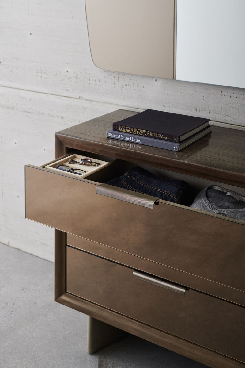 LA MODA DRESSER