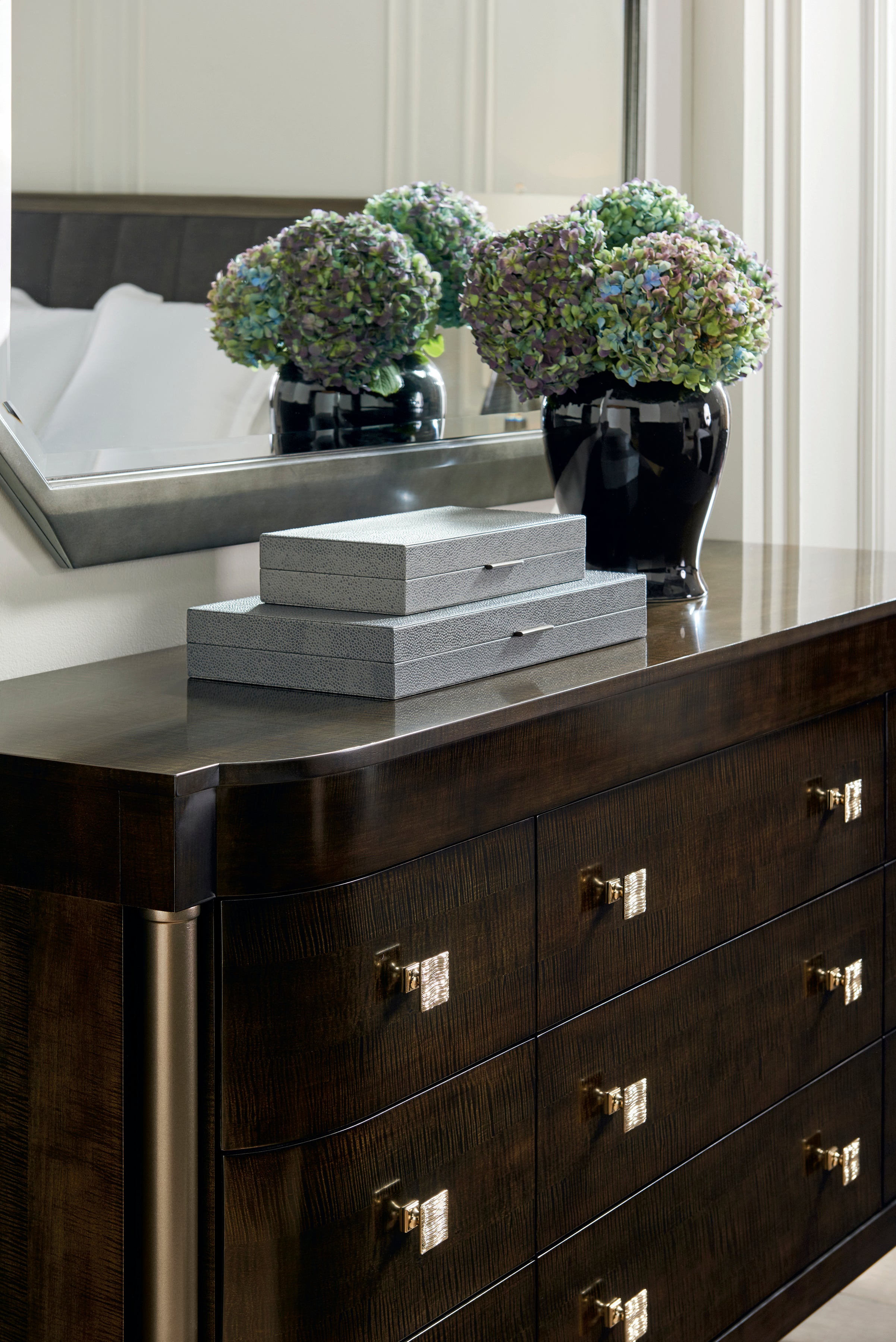 DRAMATIC PRESENCE DRESSER