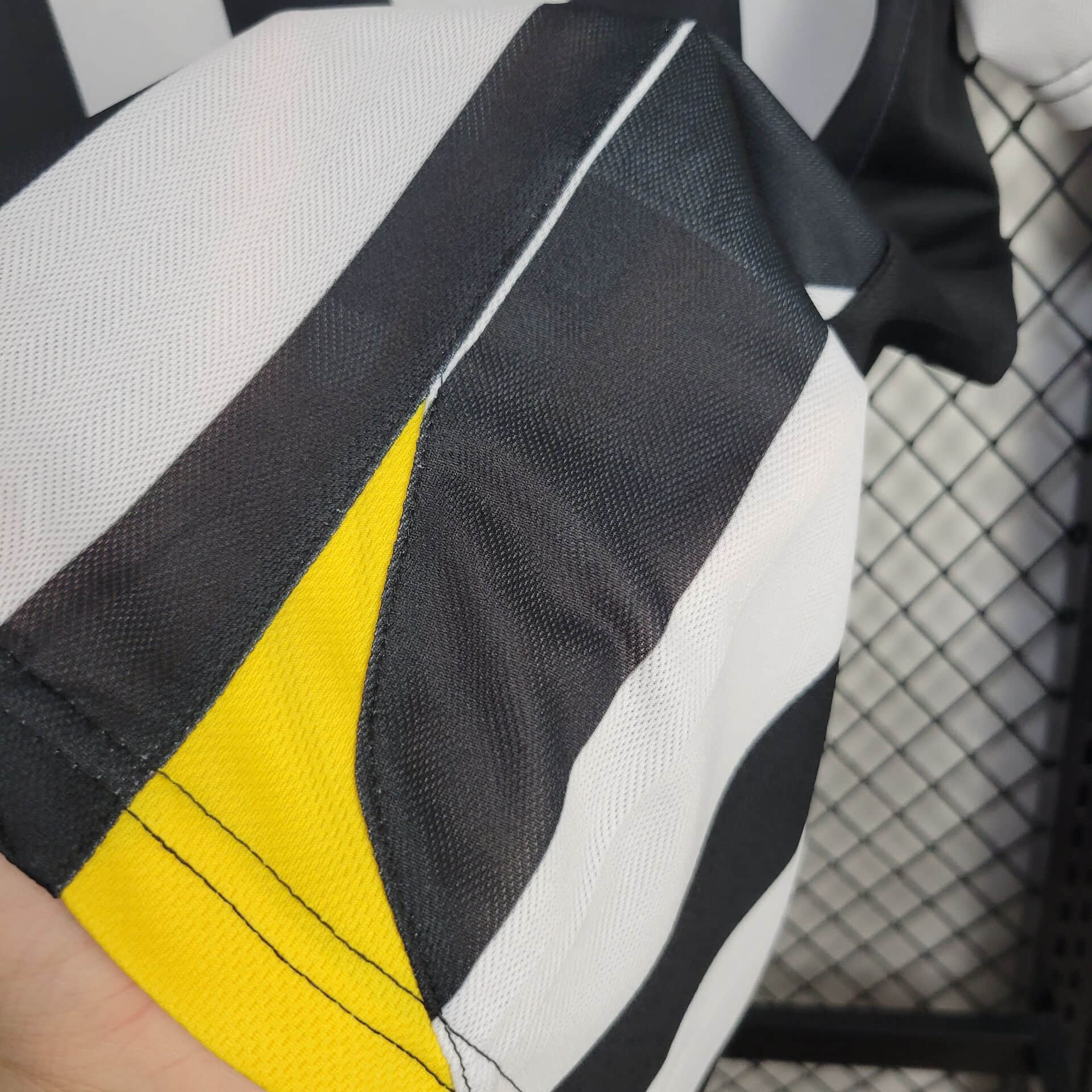 2005/2006 Retro Juventus Home Football Shirt