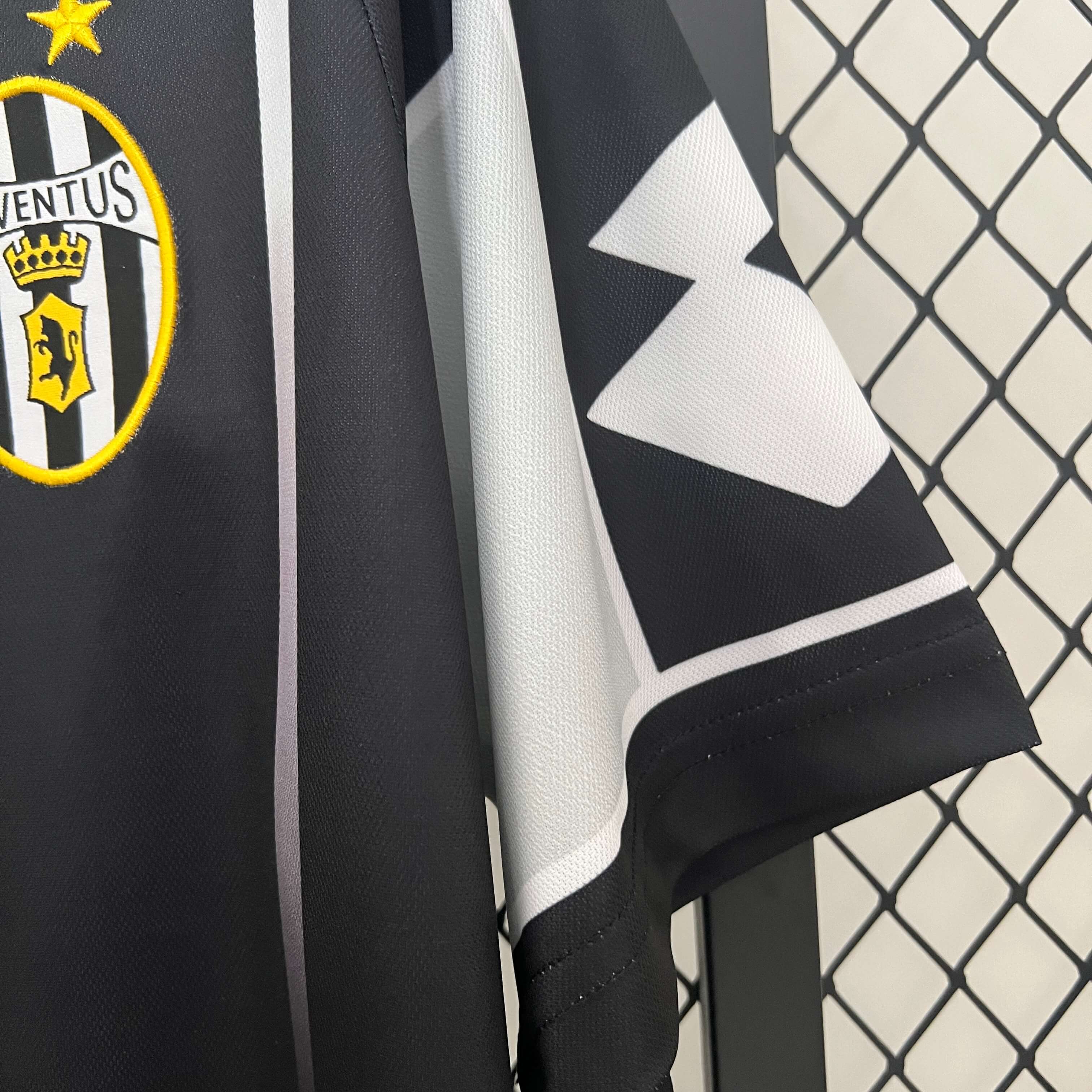 2000/2001 Retro Juventus Training Wear Football Shirt