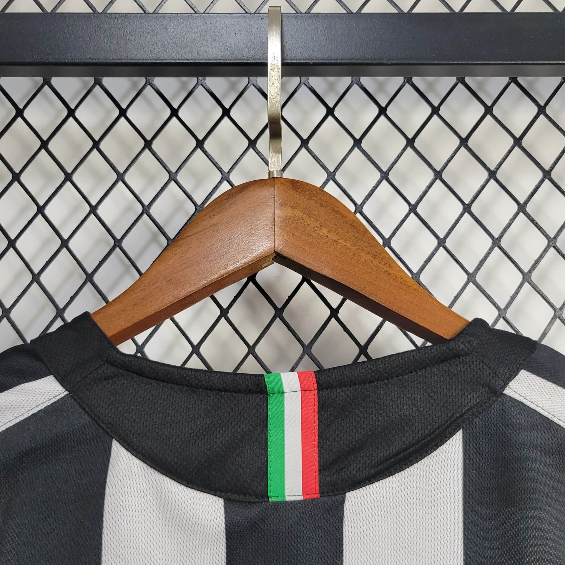 2005/2006 Retro Juventus Home Football Shirt