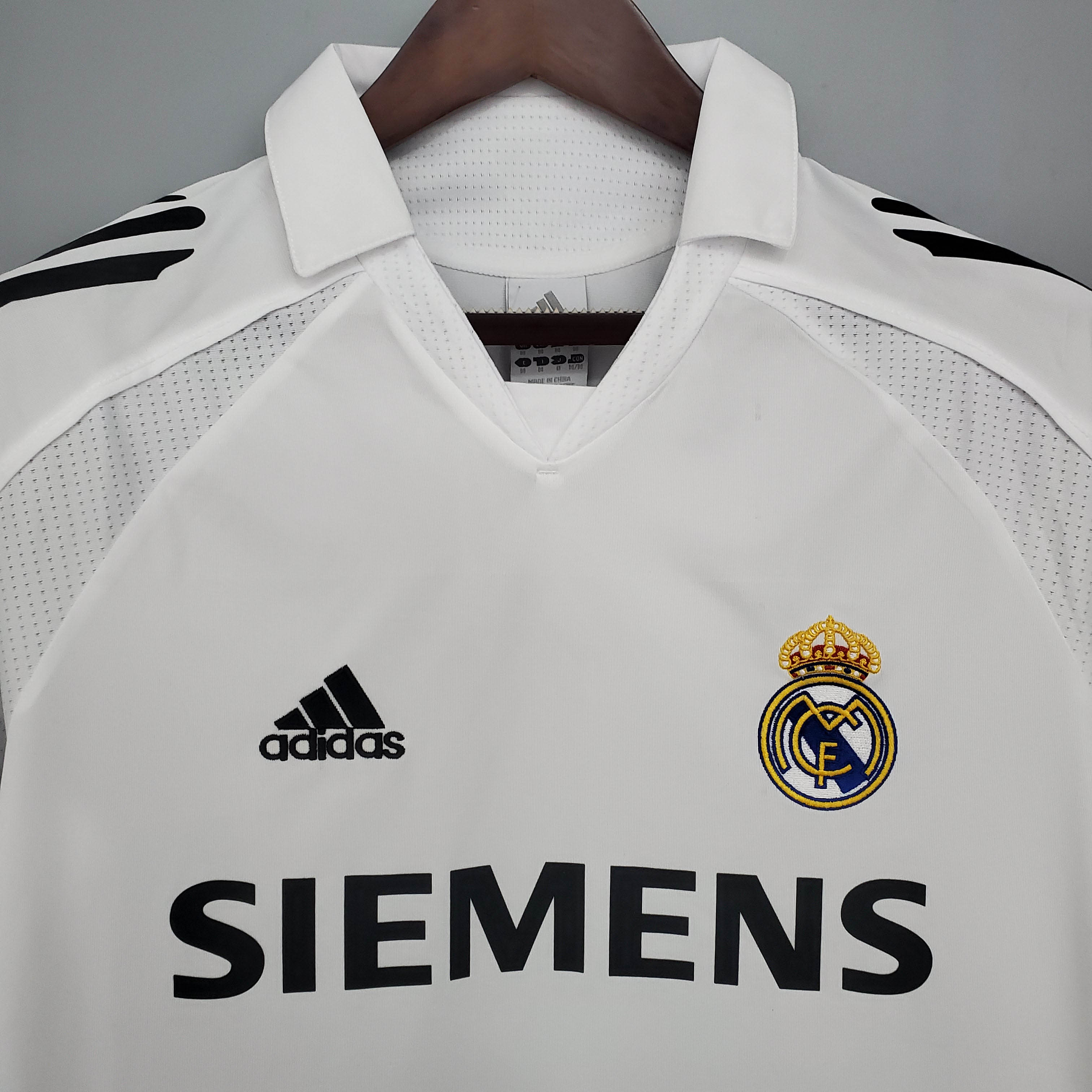 2005/2006 Retro Real Madrid Home Football Shirt