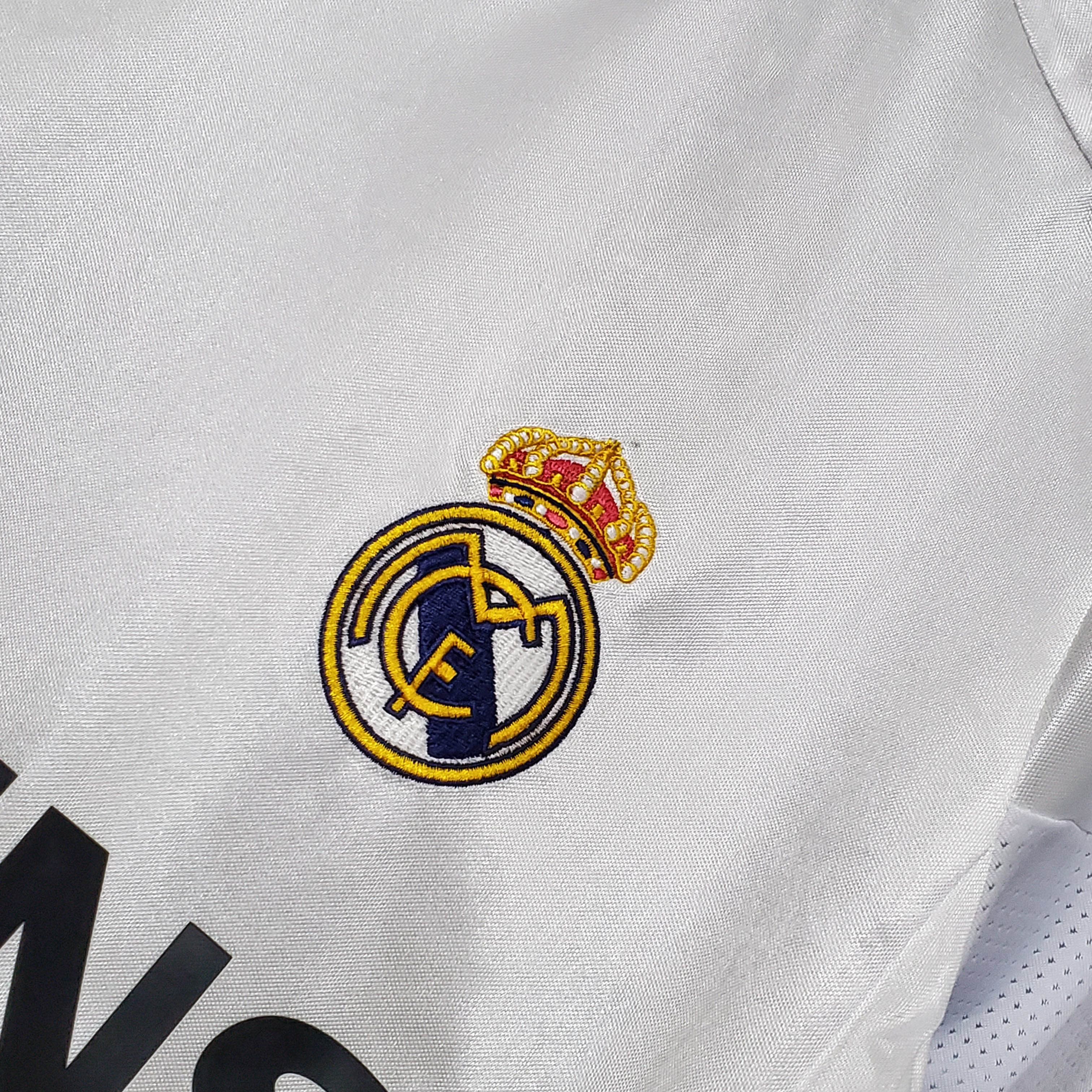 2004/2005 Retro Real Madrid Home Football Shirt
