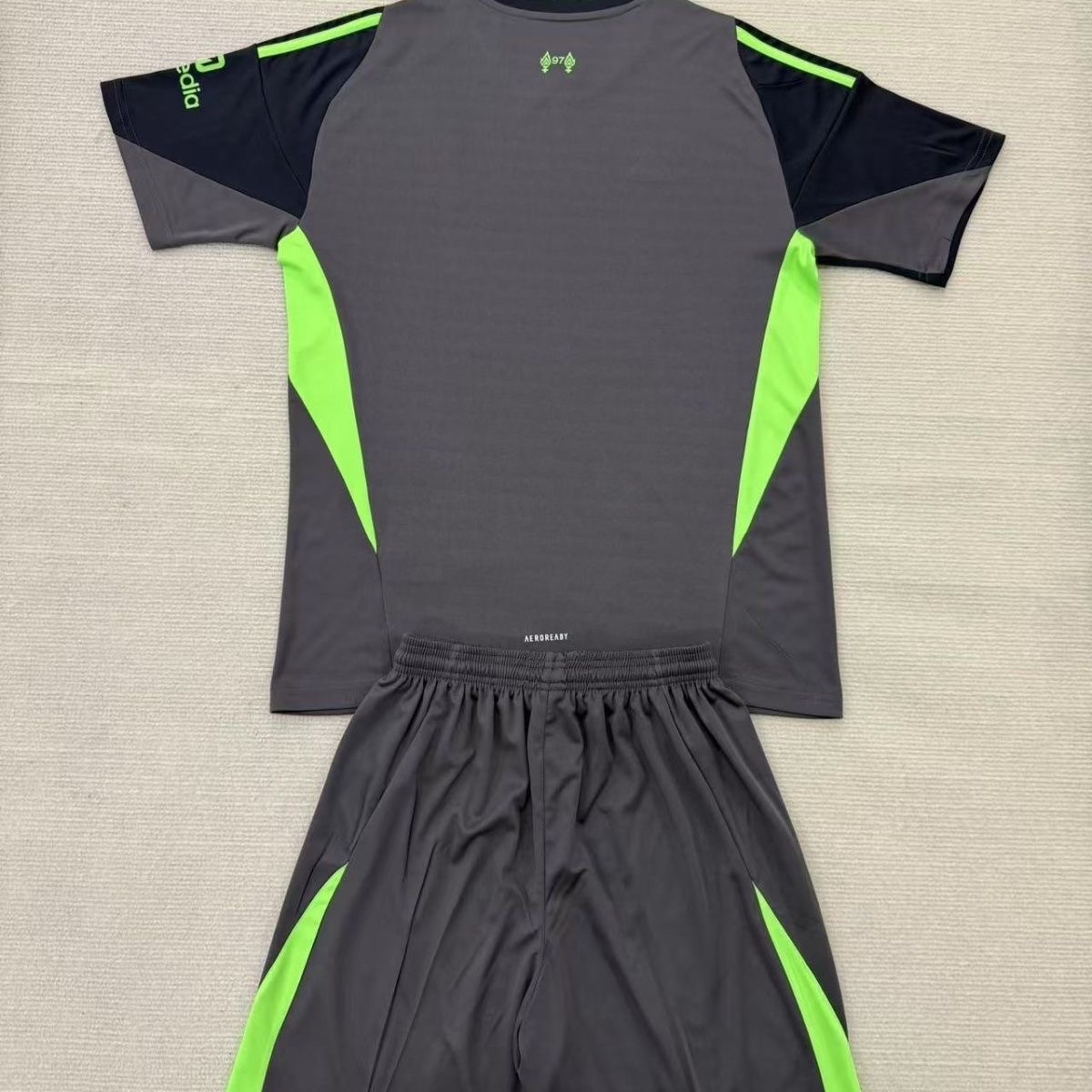 2025/2026 Liverpool GoalkeeperFootball shirt kids Size 1:1 Thai Quality