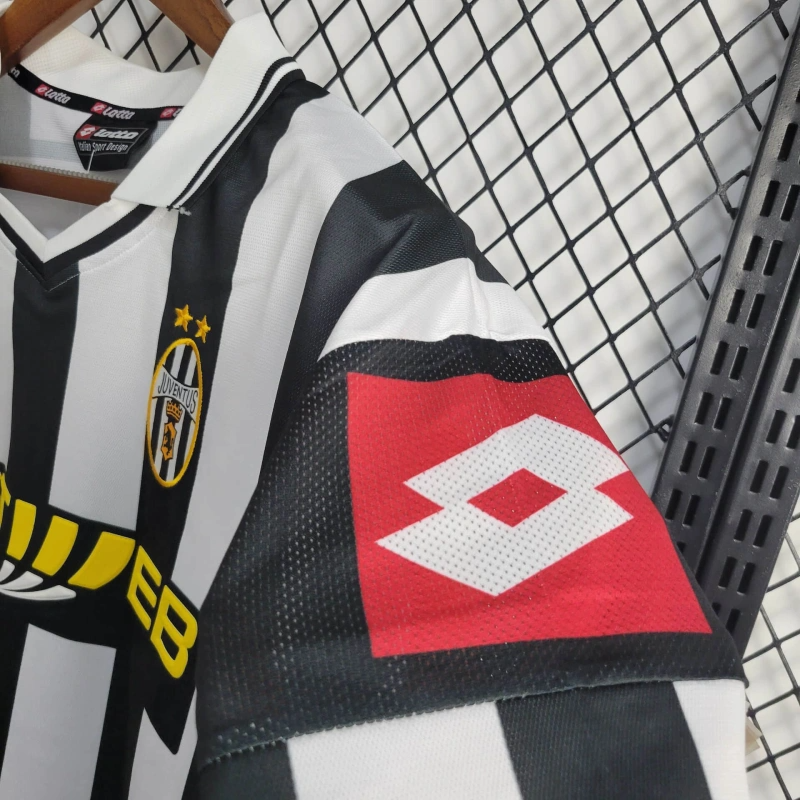 2001/2002 Retro Juventus Home Football Shirt