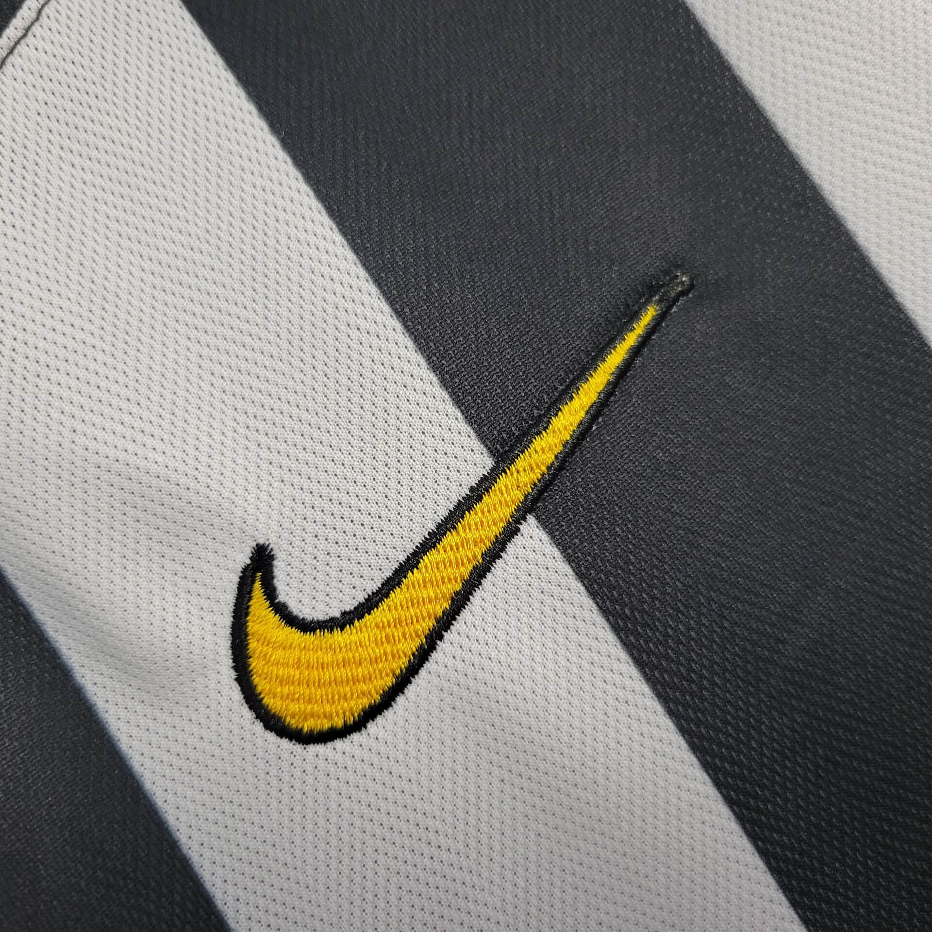 2005/2006 Retro Juventus Home Football Shirt