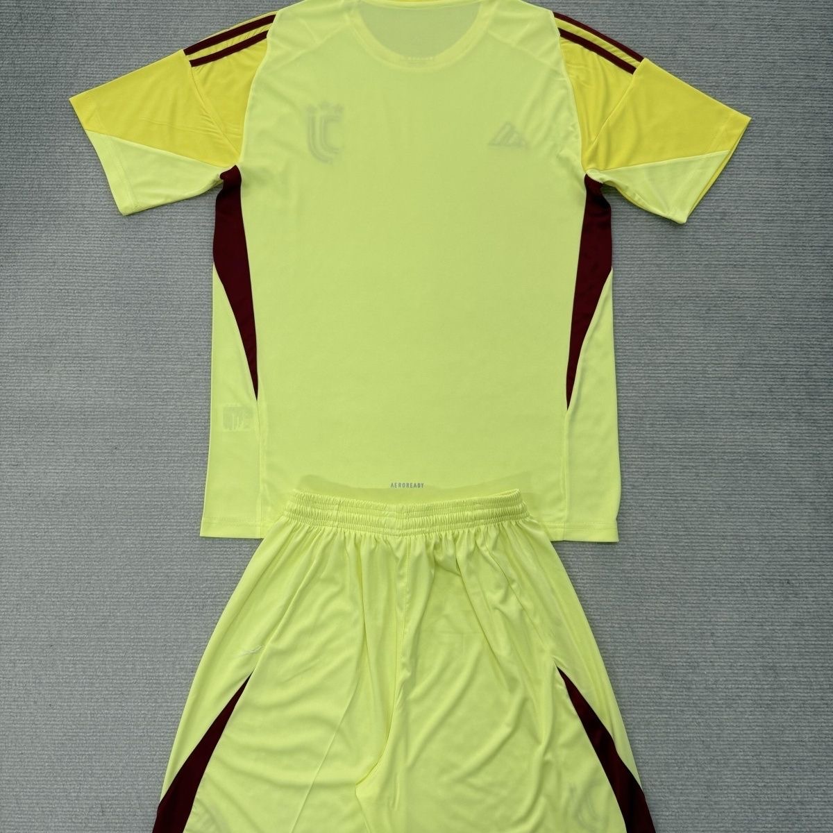 2025/2026 Juventus GoalkeeperFootball Shirt Kids Size 1:1 Thai Quality