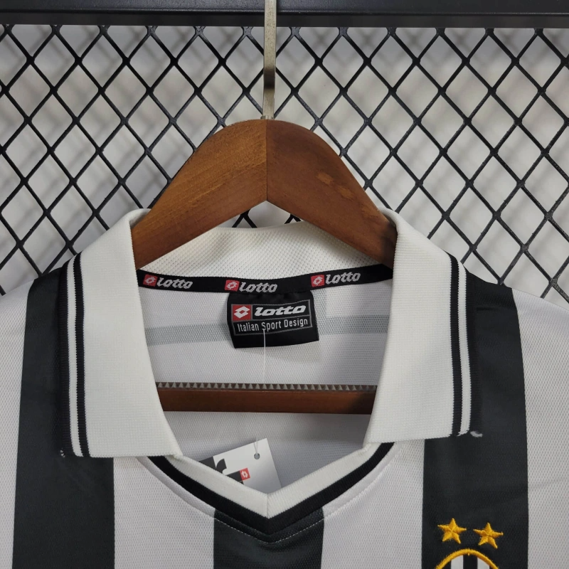 2001/2002 Retro Juventus Home Football Shirt