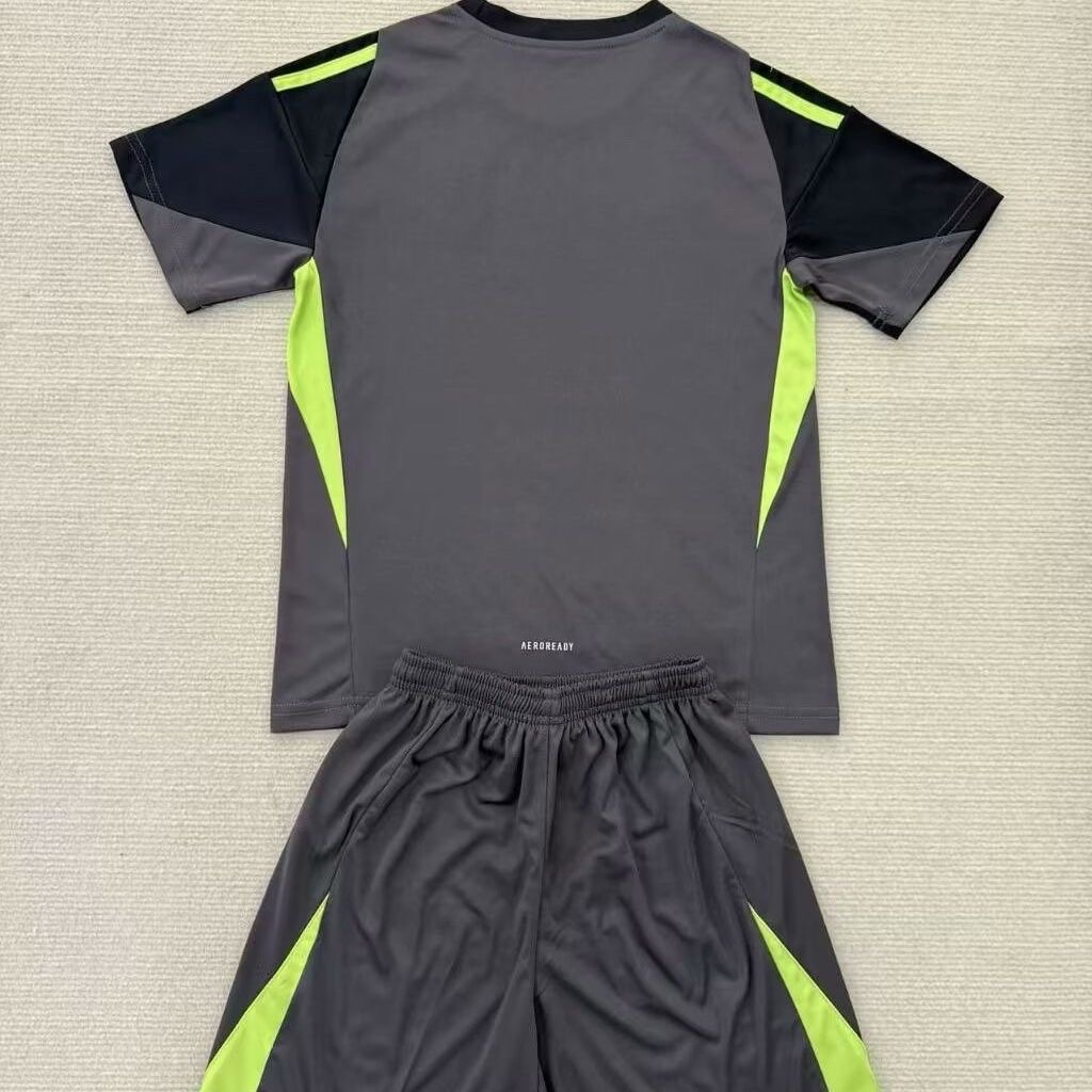 2025/2026 Real Madrid GoalkeeperFootball shirt Kids Size 1:1 Thai Quality