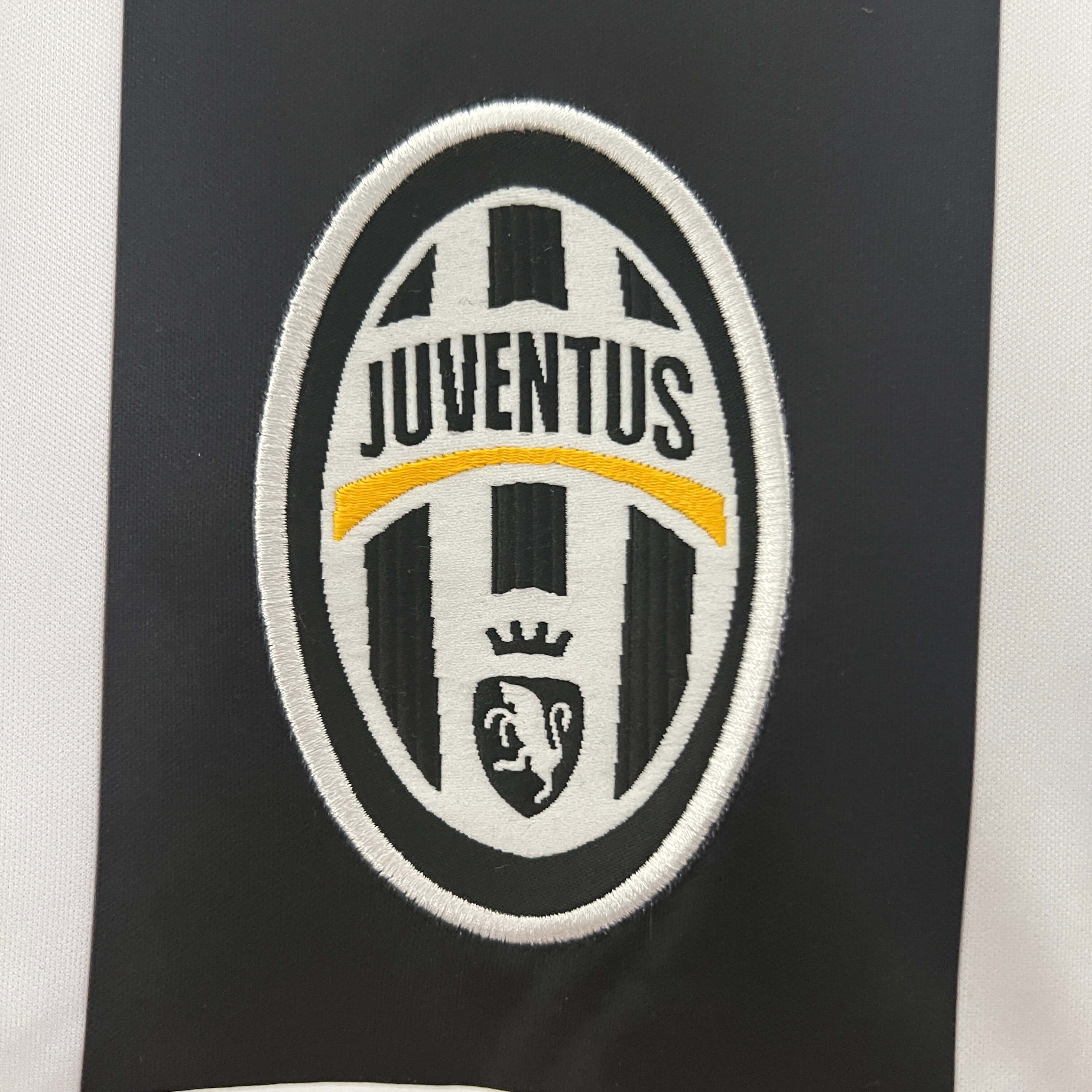 2004/2005 Retro Juventus Home Football Shirt
