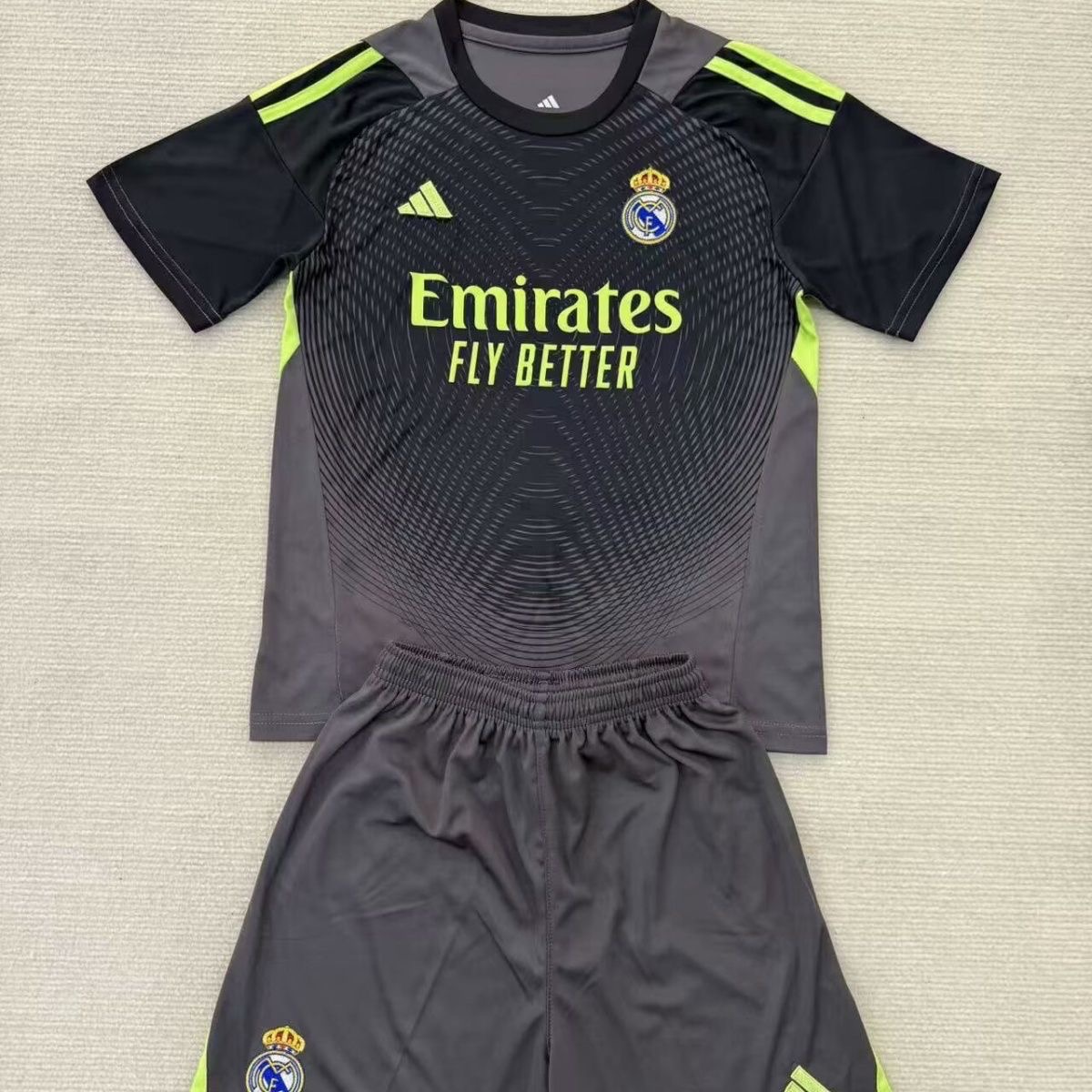 2025/2026 Real Madrid GoalkeeperFootball shirt Kids Size 1:1 Thai Quality