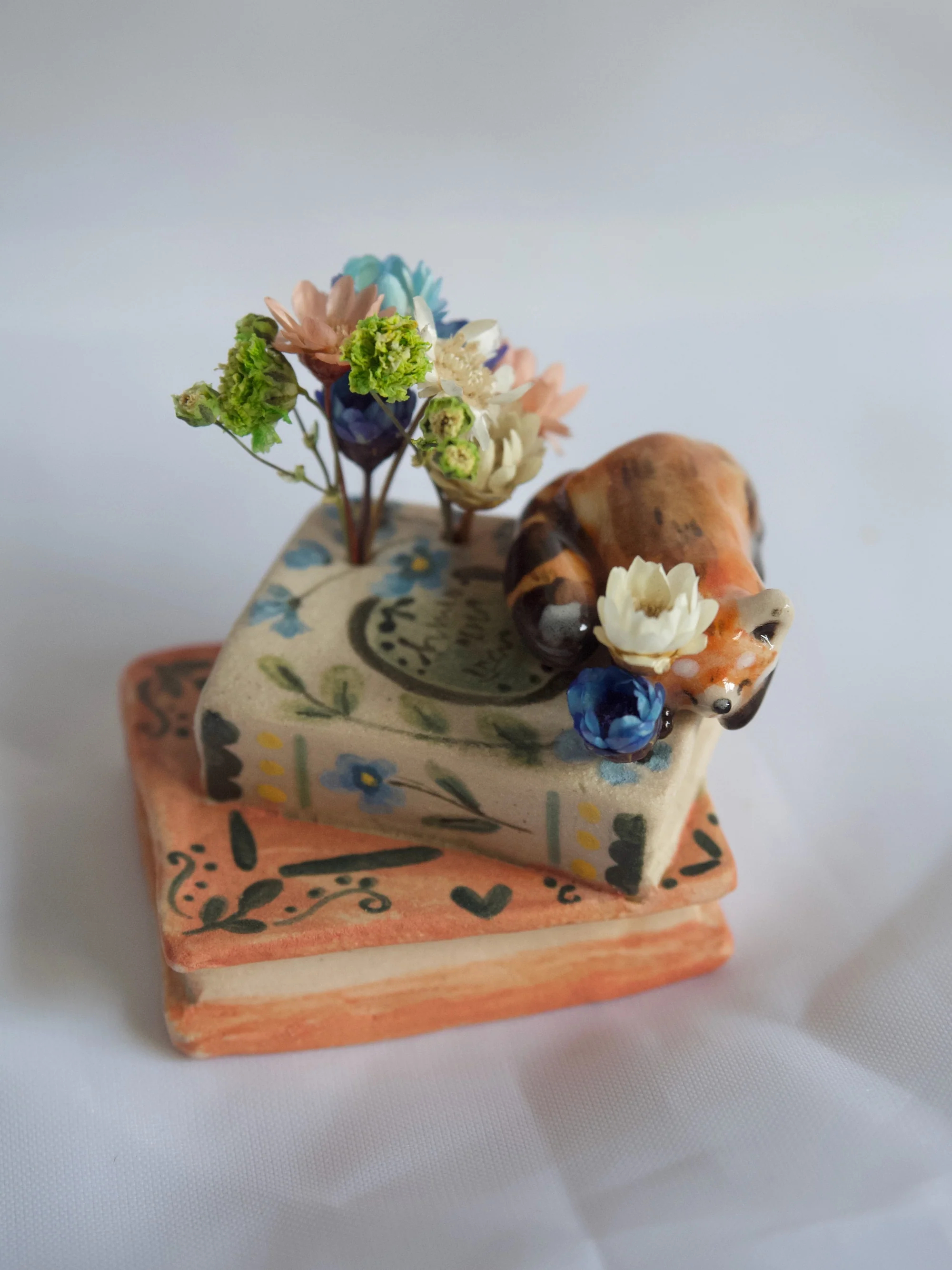 🔥Last day 49% OFF🌼💖Handmade Miniature Book Sculpture - Animal Vase Ornaments