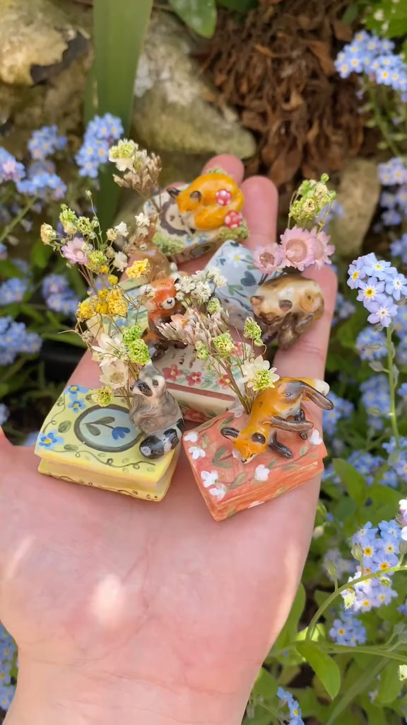 🔥Last day 49% OFF🌼💖Handmade Miniature Book Sculpture - Animal Vase Ornaments