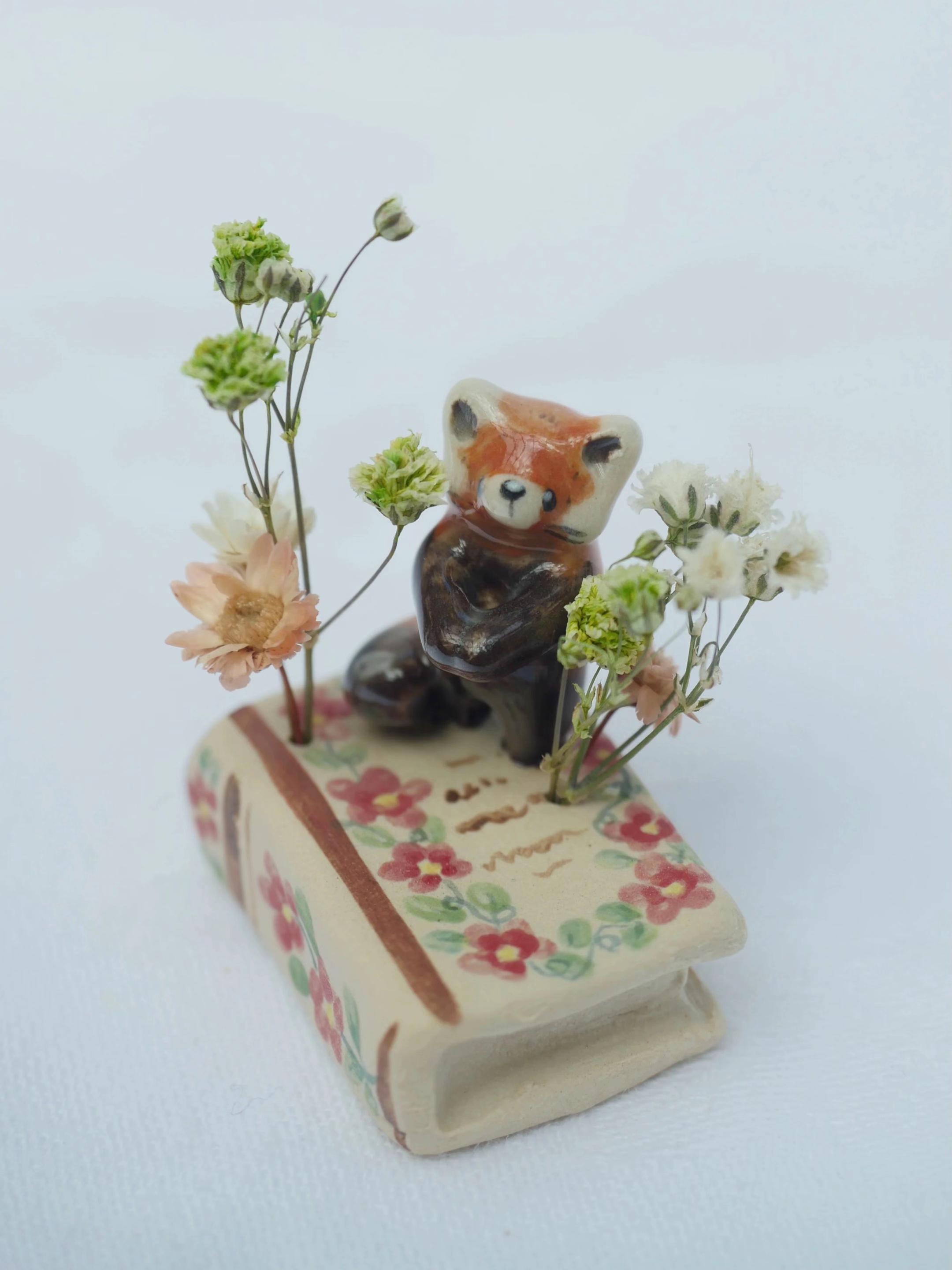 🔥Last day 49% OFF🌼💖Handmade Miniature Book Sculpture - Animal Vase Ornaments