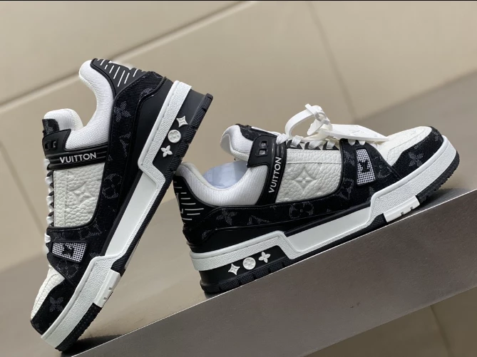 LOUIS VUITTON TRAINER SNEAKERS IN WHITE AND BLACK – LSVT341 - DEEPREPS