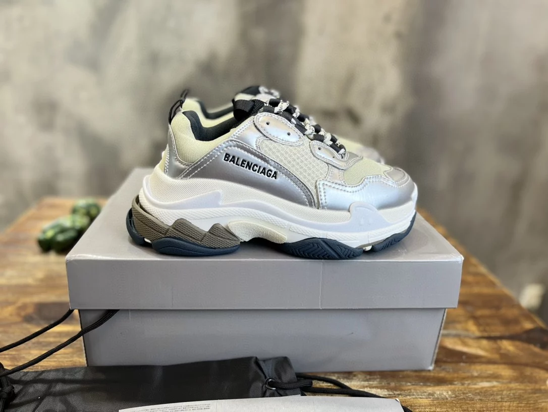BALENCIAGA WOMEN S TRIPLE S SNEAKER IN BLACK/WHITE/SILVER   BB256 - DEEPREPS