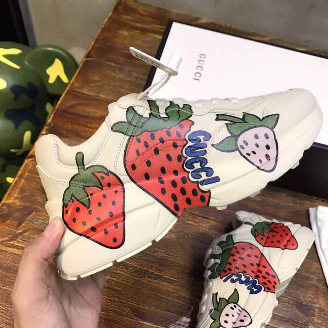 GUCCI RHYTON SNEAKER WITH STRAWBERRY - DEEPREPS