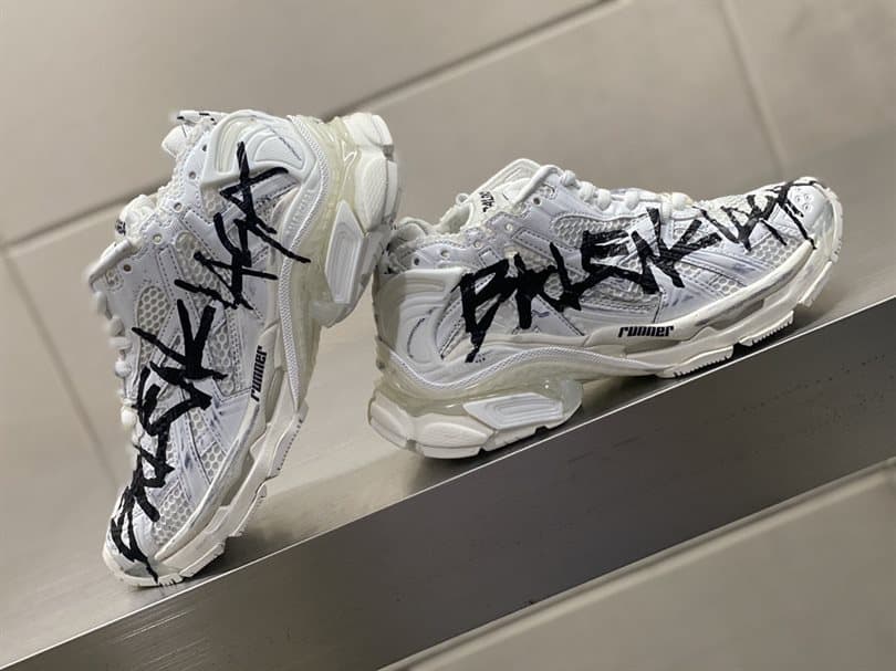 BALENCIAGA MEN S RUNNER GRAFFITI TRAINERS   BB218 - DEEPREPS