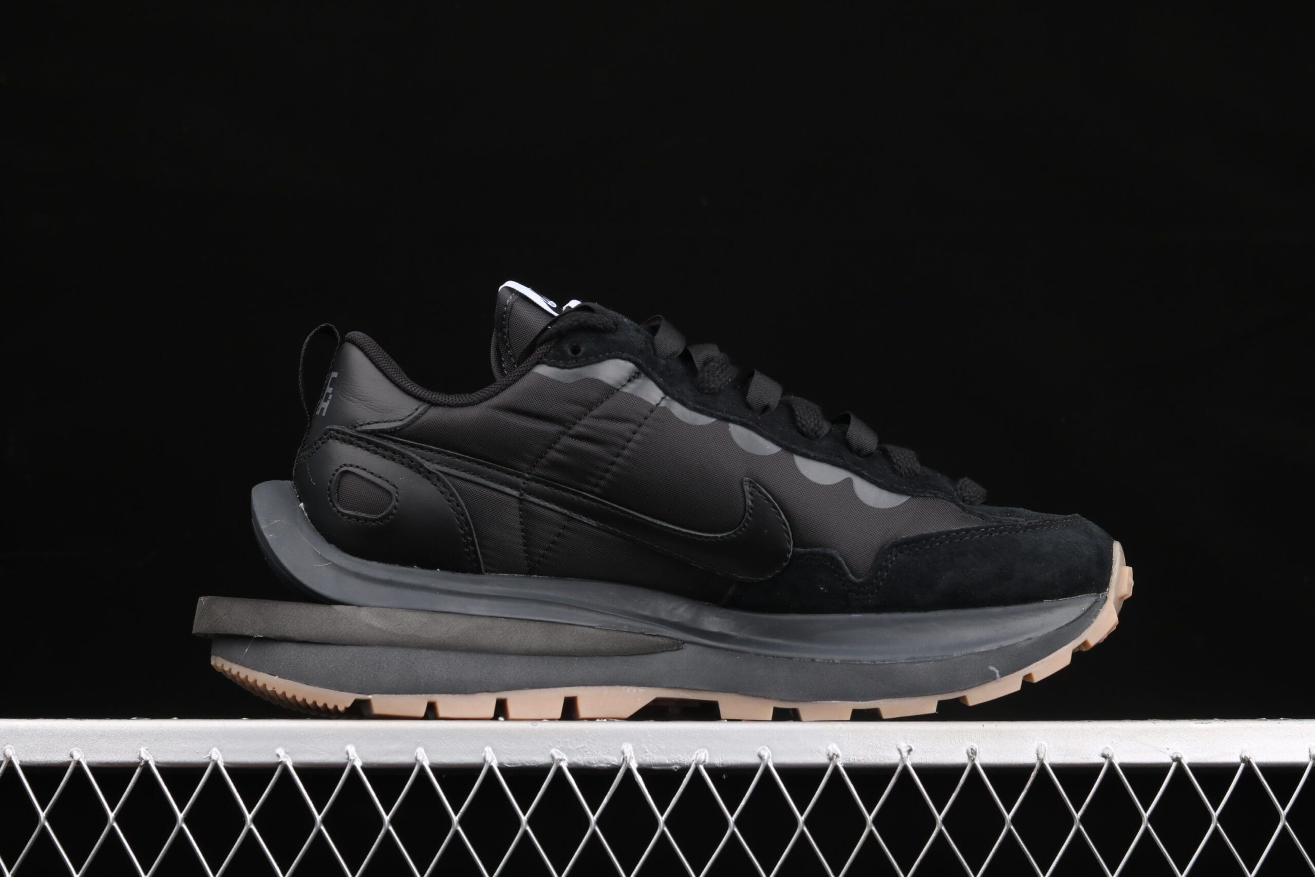 Nike Vaporwaffle, Sacai Black Gum - DEEPREPS