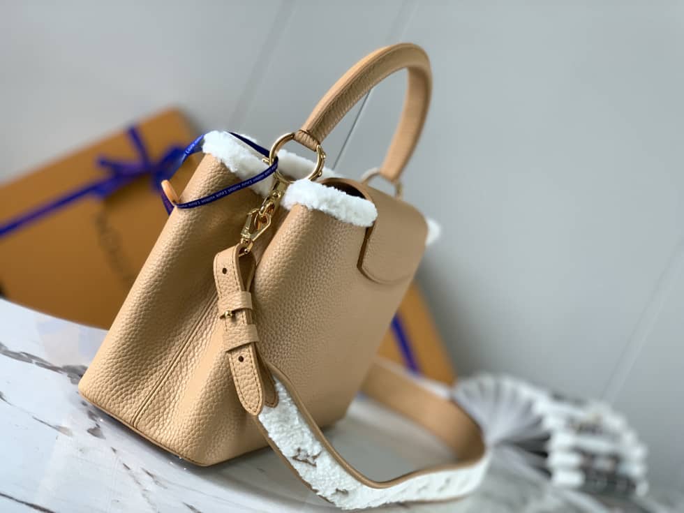 Louis Vuitton Capucines MM Beige M59073 Replica Crossbody Bag - DEEPREPS