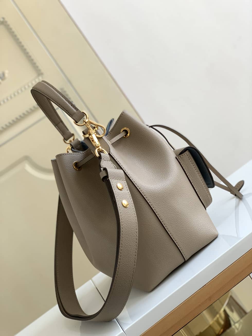 Louis Vuitton Lockme Grained Calf Leather Greige M57688 Replica Bucket Bag - DEEPREPS