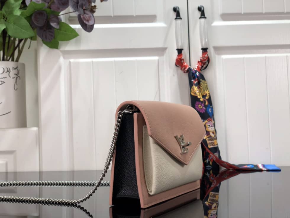 Louis Vuitton Pochette Lock Me Chain M63980 Replica Crossbody Bag - DEEPREPS