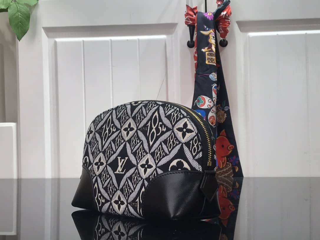 Louis Vuitton Monogram Cosmetic Bag Replica Black M69991 - DEEPREPS
