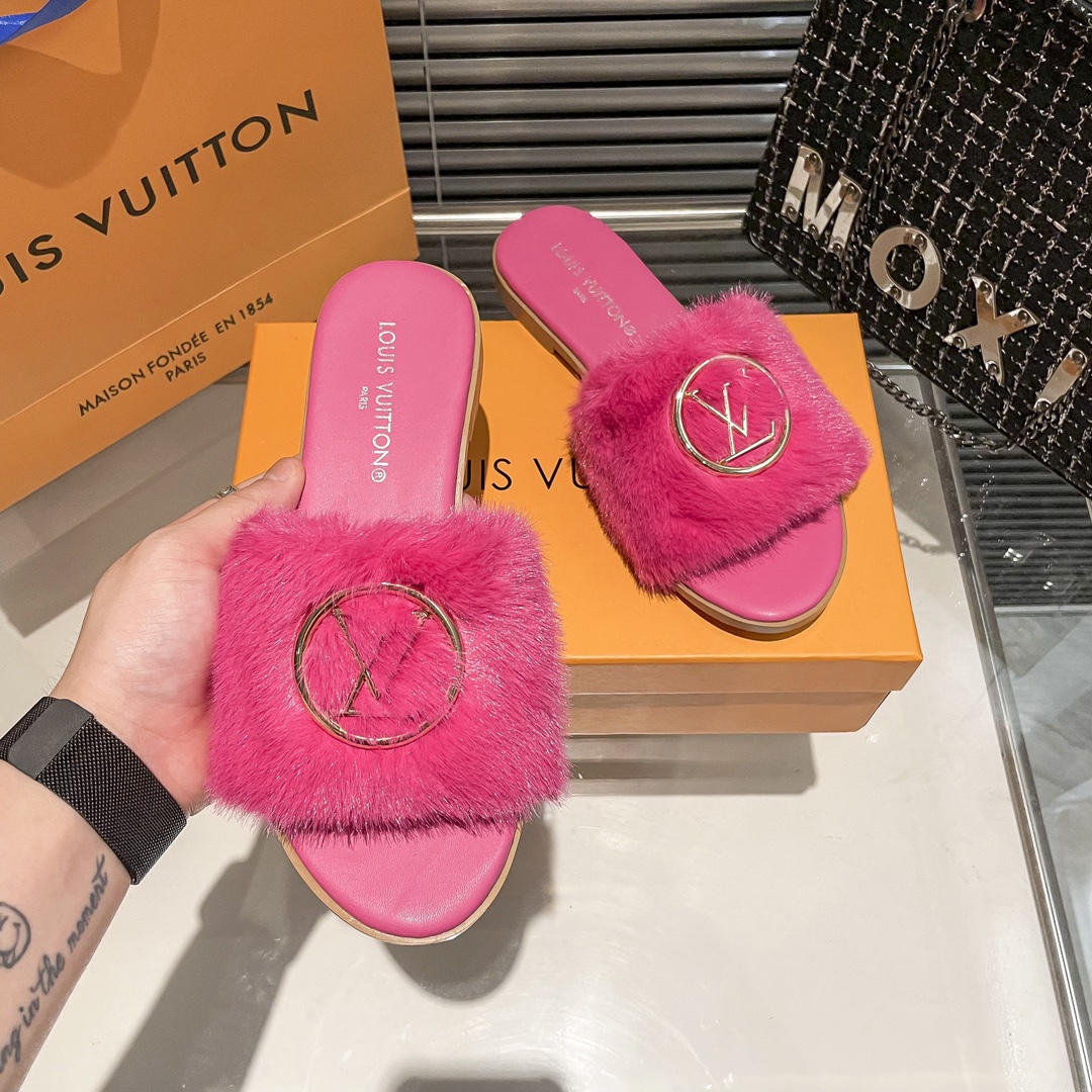 Louis Vuitton's new flat fur slippers - DEEPREPS