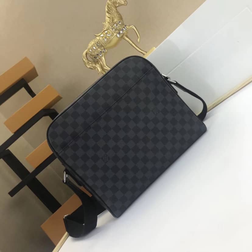 Louis Vuitton Damier Graphite Dayton MM Replica Messenger Bag N41409 - DEEPREPS