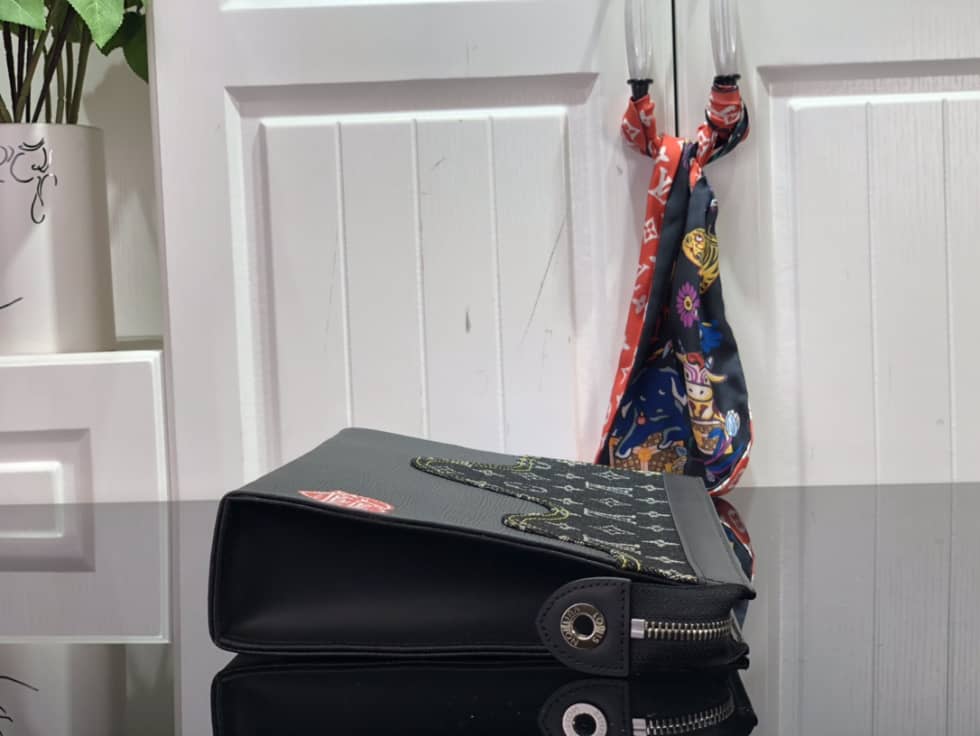 Louis Vuitton Pochette Dupe x Nigo Voyage MM Monogram Black M45961 - DEEPREPS