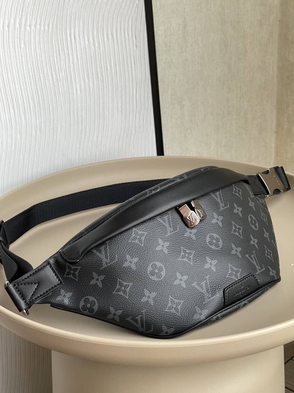Louis Vuitton Discovery Bumbag Monogram Eclipse Black M46035 Replica Belt Bag - DEEPREPS
