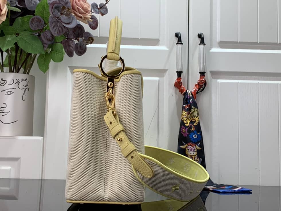 Louis Vuitton Capucines MM Yellow M59872 Replica Shoulder Bag - DEEPREPS