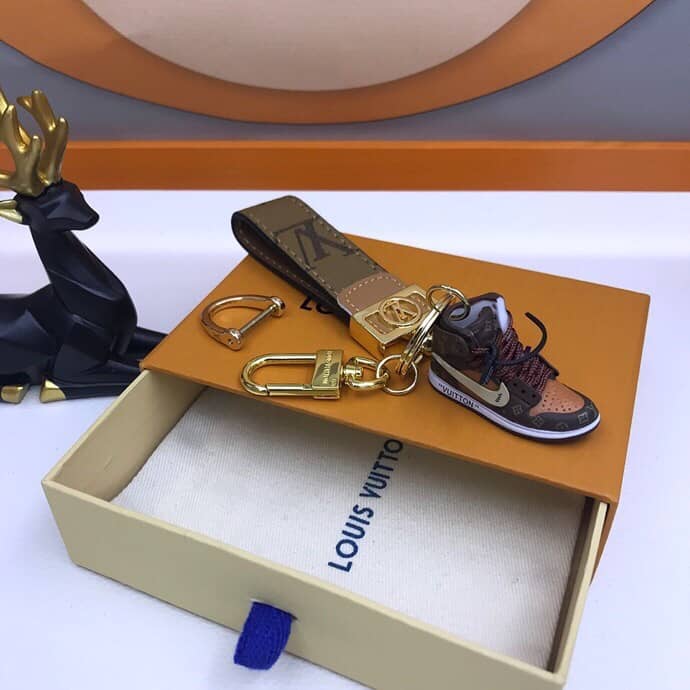 Fake Louis Vuitton Logo Key Chain - DEEPREPS